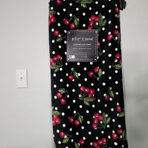 Betsey Johnson Rose Print Throw Blanket - Picture 5 of 7